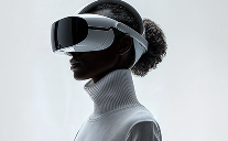 VR eynəyi taxmış insan